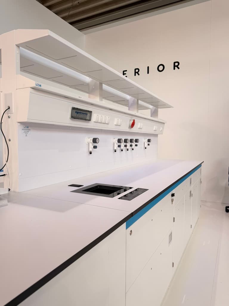 Moderne Laborbank mit Medienversorgung