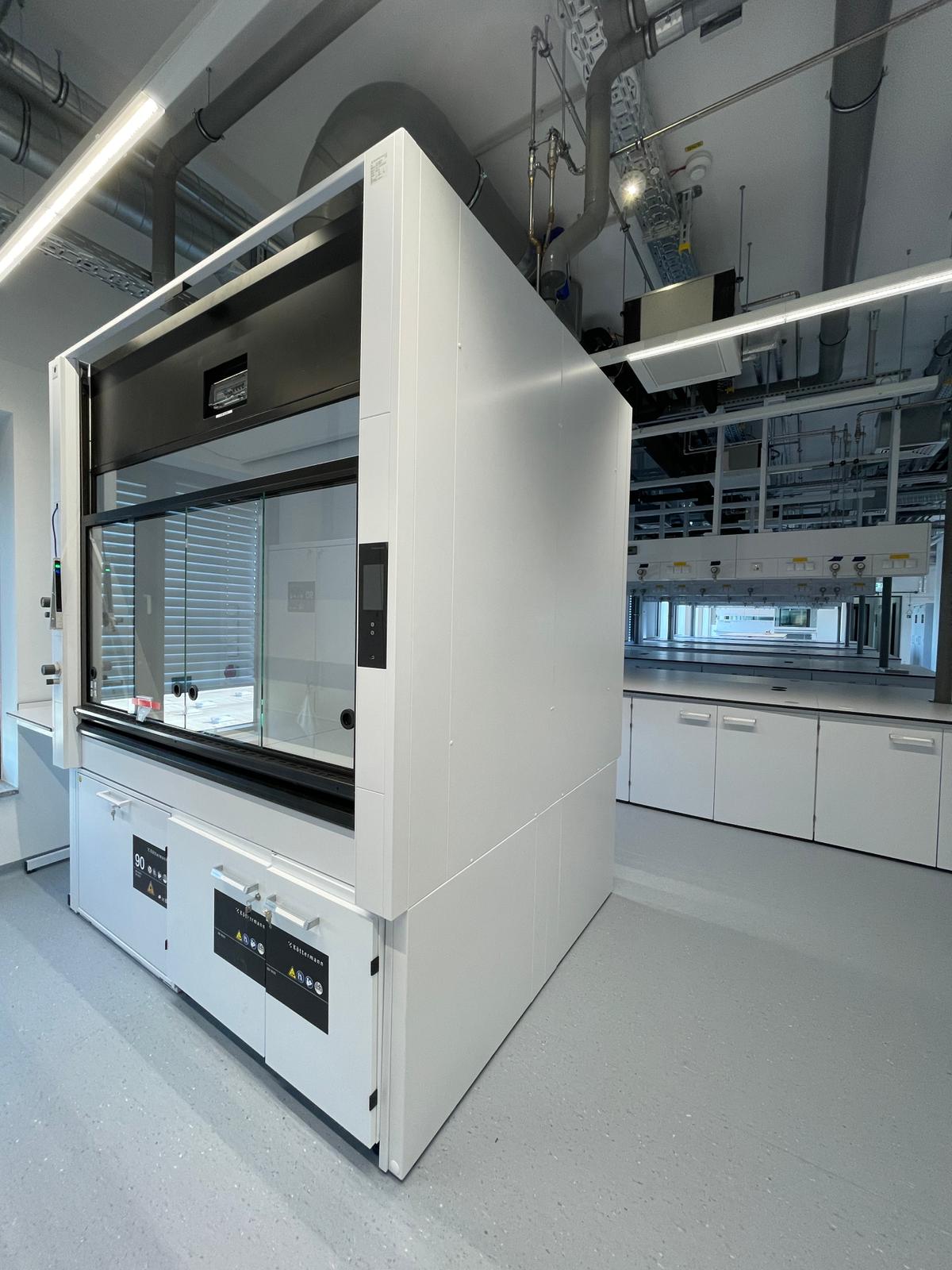 Laborabzug mit Touch-Bedienfeld und Unterbau-Sicherheitsschrank
